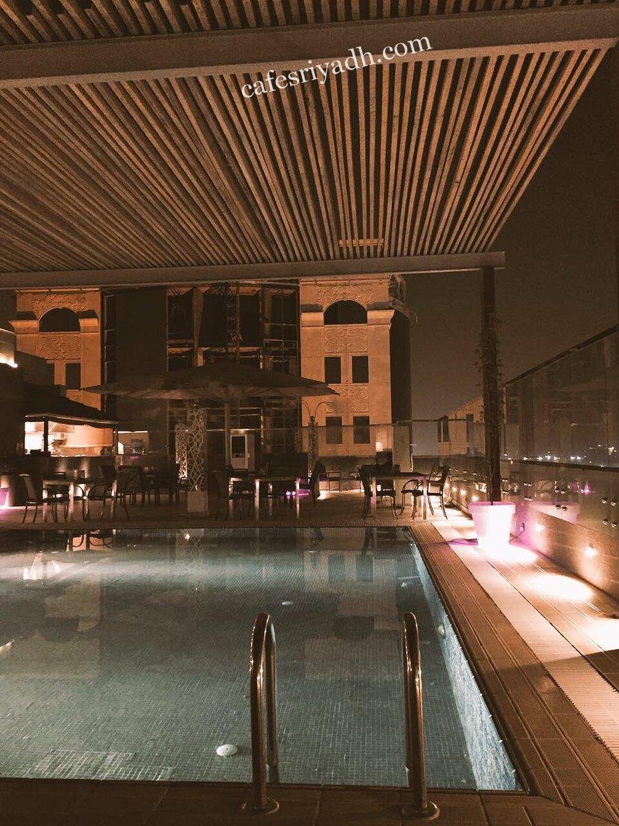 مطعم بالرياض على مسبح