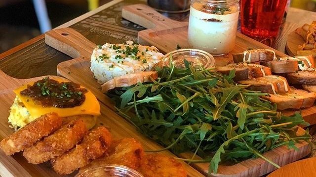 مطعم ثري ايجز الرياض(السعر +المنيو +العنوان)