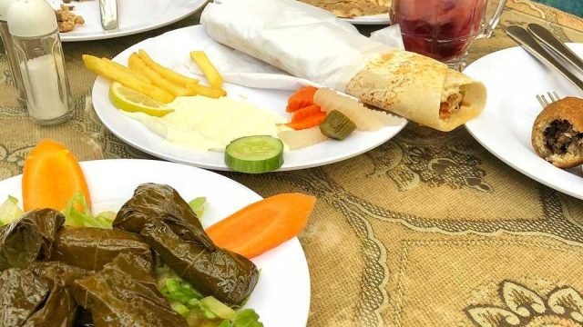 مطعم الكعكة الذهبية Golden cake (السعر +المنيو +العنوان)