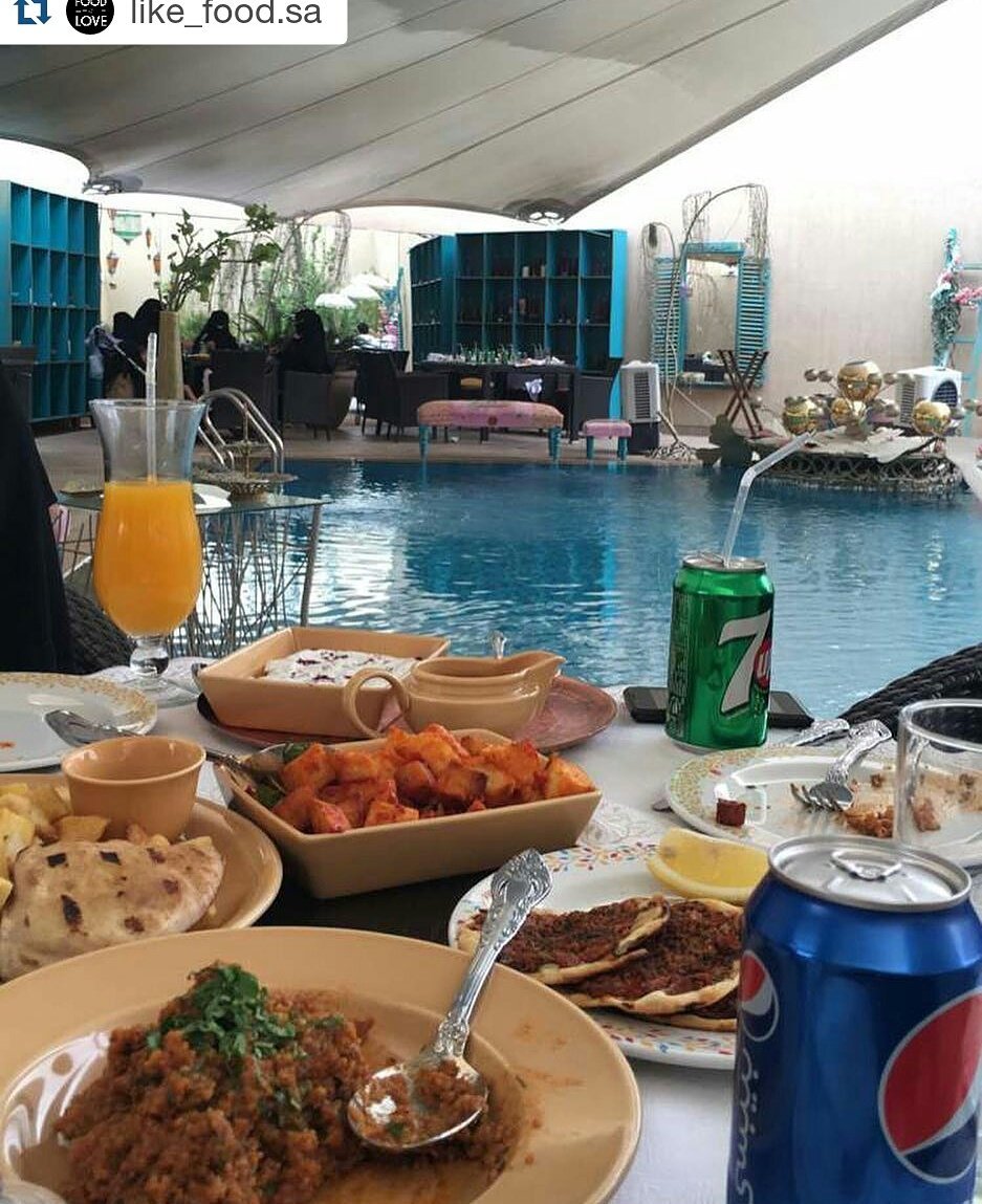 مطعم بالرياض على مسبح