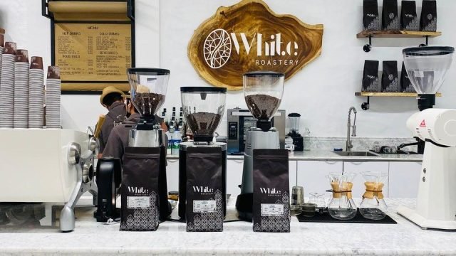 كافيه White Roastery الرياض (الأسعار + المنيو + الموقع )